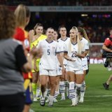 Les Suissesses ont quitté le Wankdorf sous les applaudissements du public et des joueuses espagnoles. KEYSTONE/PETER KLAUNZER